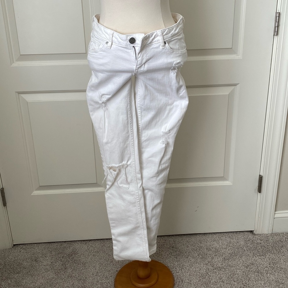 Women’s skinny fit distressed jeans